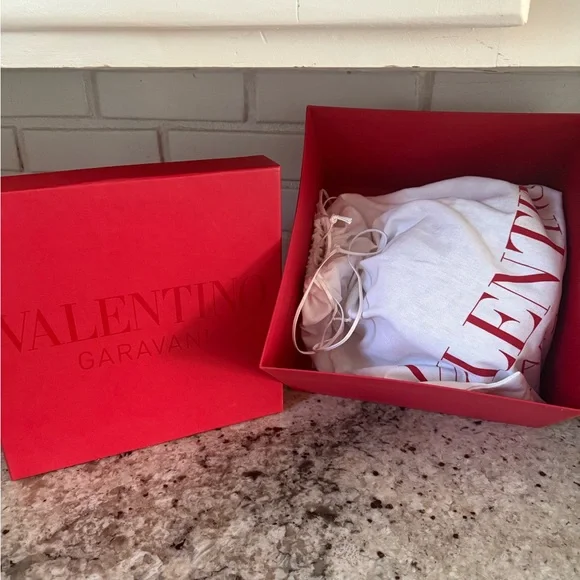 Valentino Garavani Black and Cream Patterned Bucket Hat - Picture 6 of 13